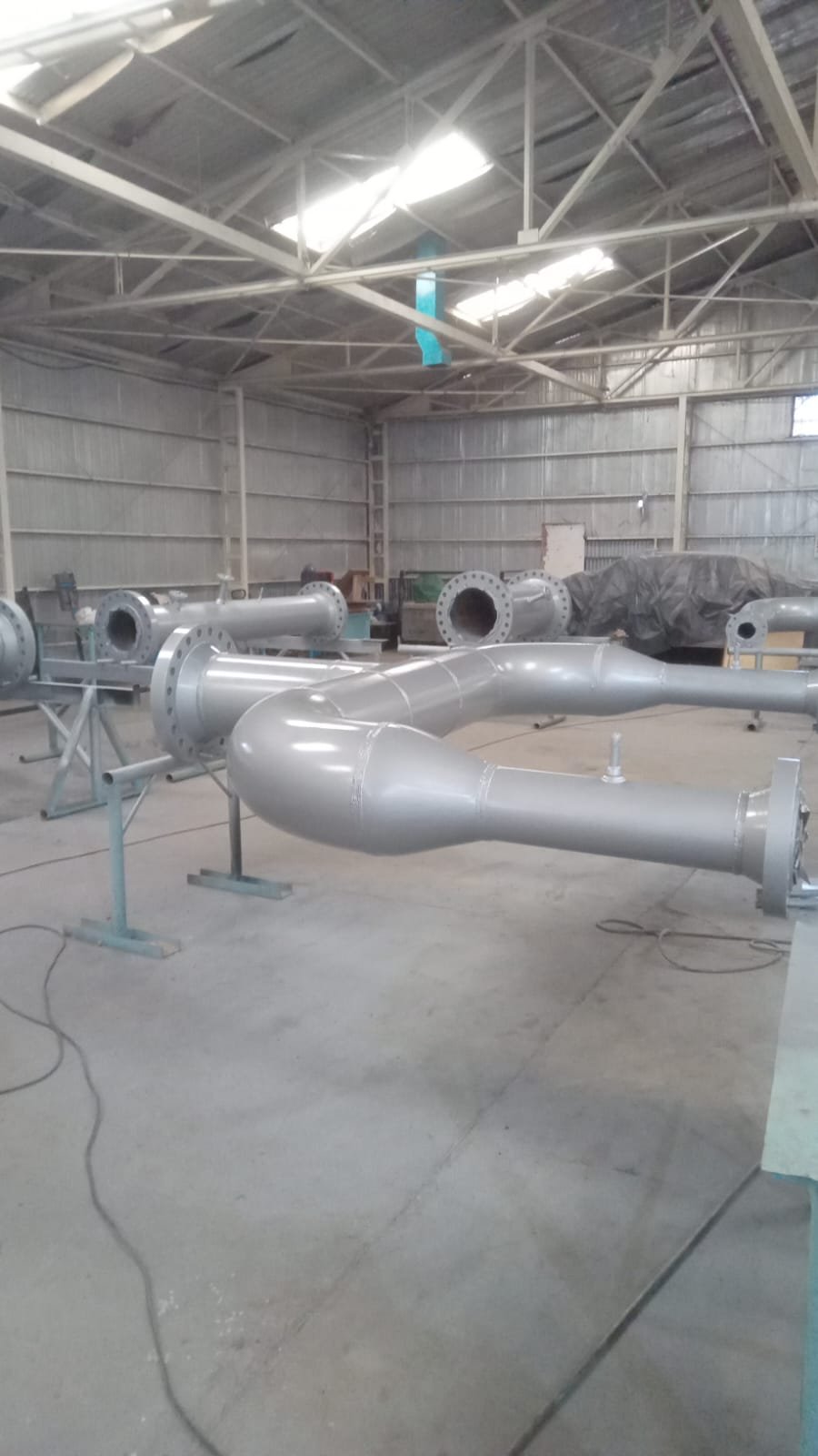 Conjunto de cañerías industriales con uniones soldadas