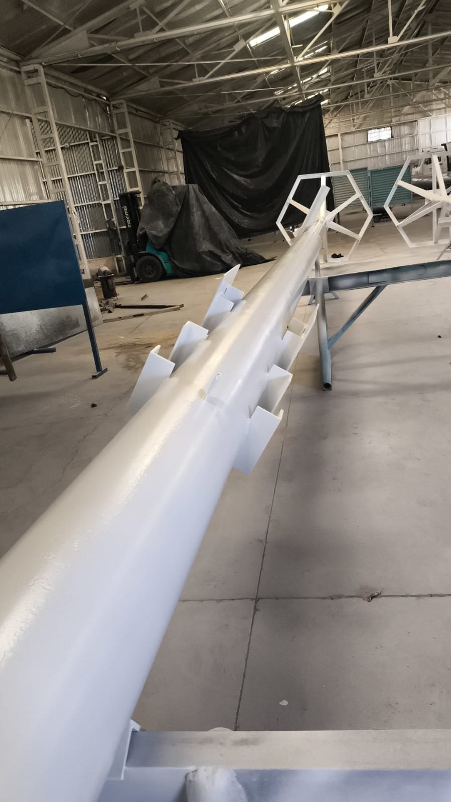 Pieza industrial pintada y preparada para control de calidad